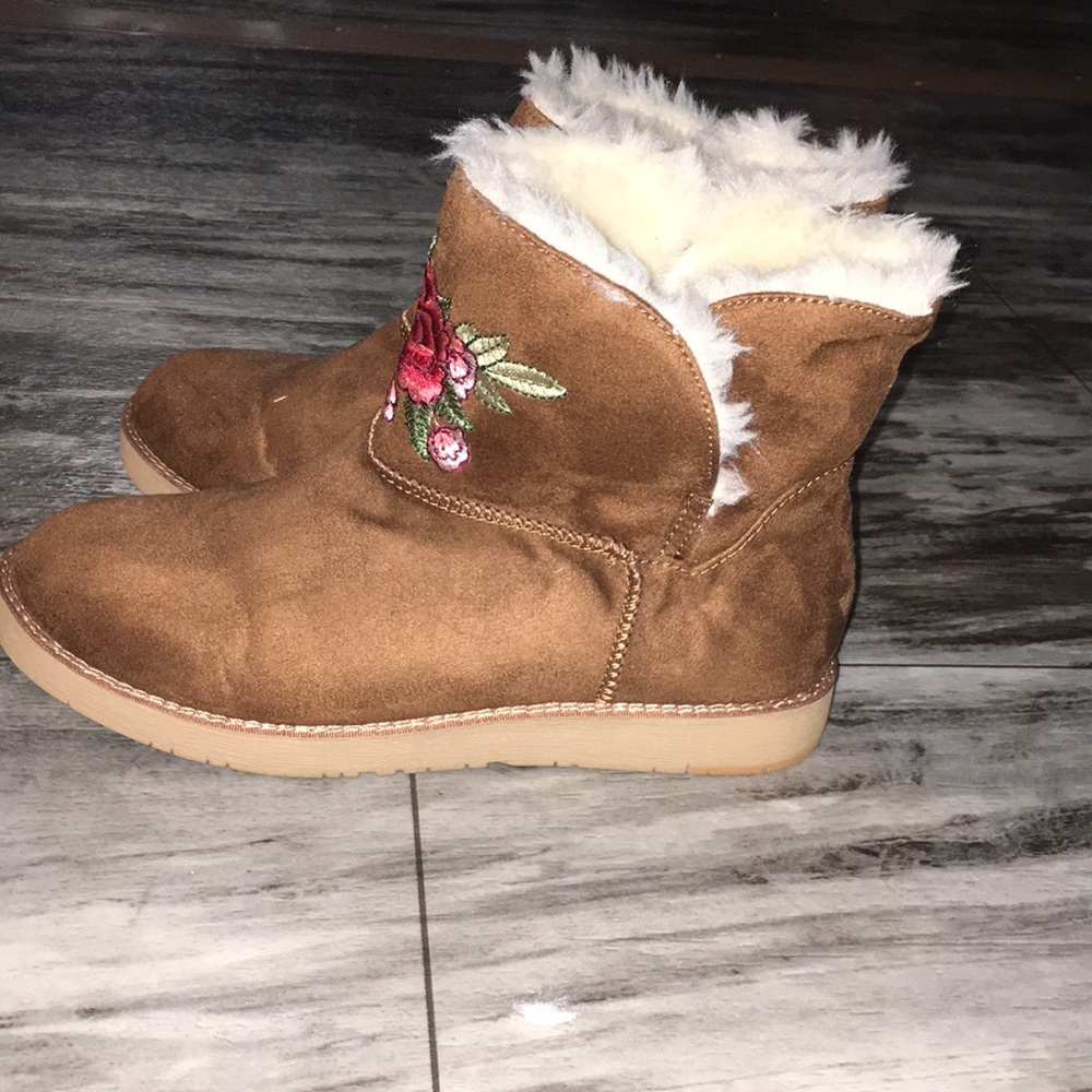 Boots - Picture 3 of 5